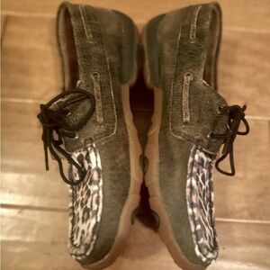 TWISTED X. WOMEN'S CHEETAH PRINT
DRIVING MOCCASINS. Size 9.
BOOT BARN